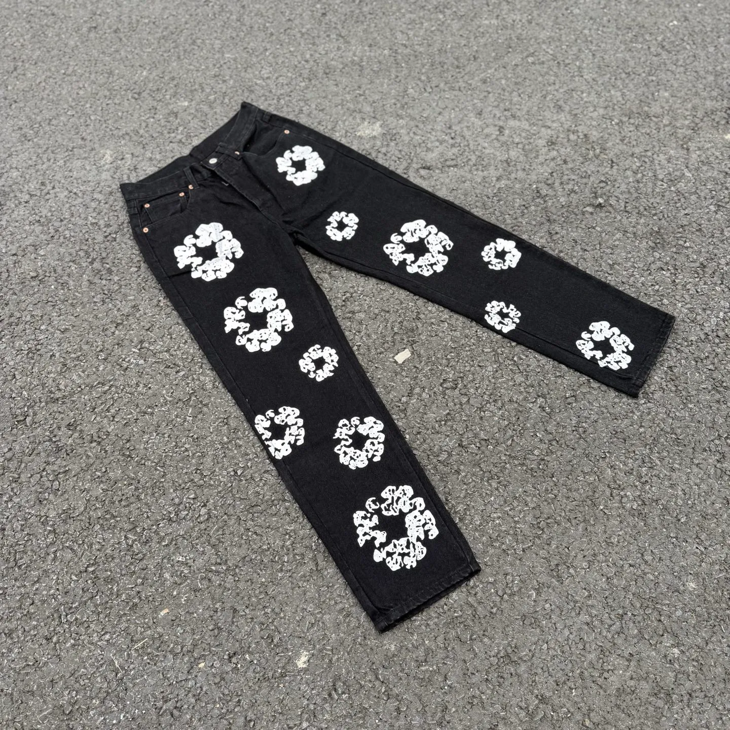#8197 P220💰 DENIM TEARS Kapok American niche brand printed washed straight jeans. Produced by a major washed factory. Full of high-end feel. Knee part destroyed design with patchwork design. Already used as facade design. Leather waist nameplate. The focus of this style is not on washing, but on the destroyed shape and version. The secret lies in the craftsmanship of the master. The cost of post-production grinding, machining, knife cutting, etc. is far beyond comparison with assembly line products. Color: black, blue, gray. Size: 28-36 (corresponding to S-XXL)